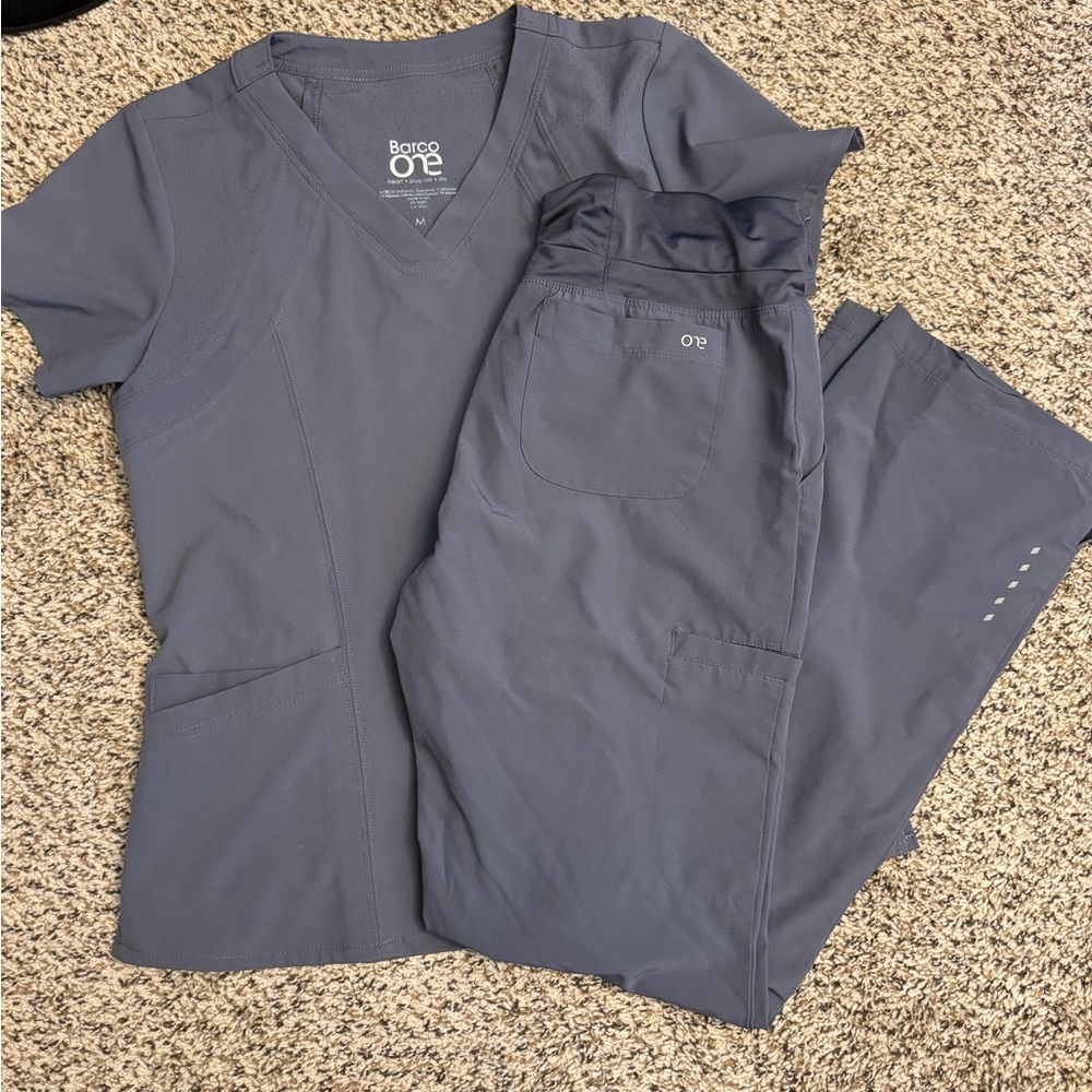 BarcoOne Scrub Set